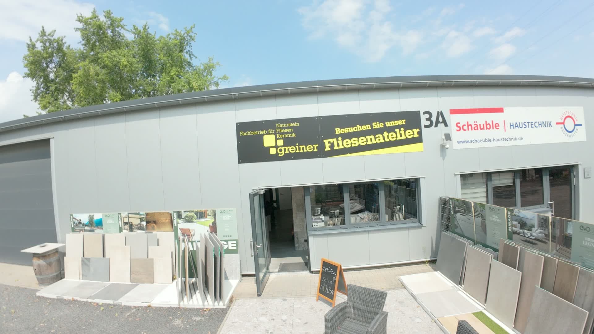 Das Fliesenatelier Neustadt in der Nachtweide 3a, Neustadt an der Weinstraße, aus der Luft, mit Vorplatz und Musterflächen
