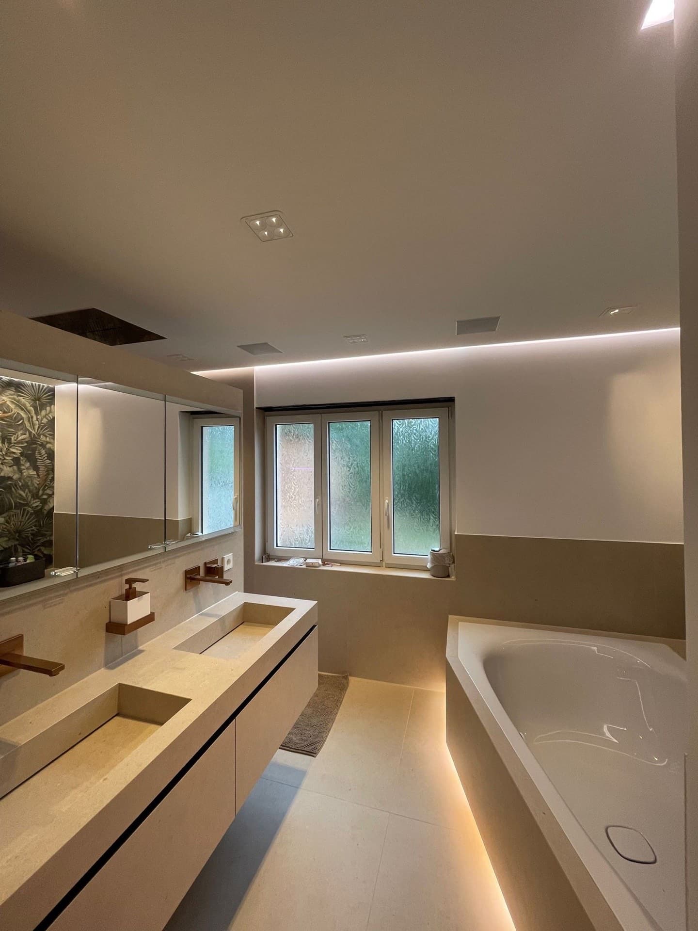 Bad mit Badewanne entlang der Fensterfront