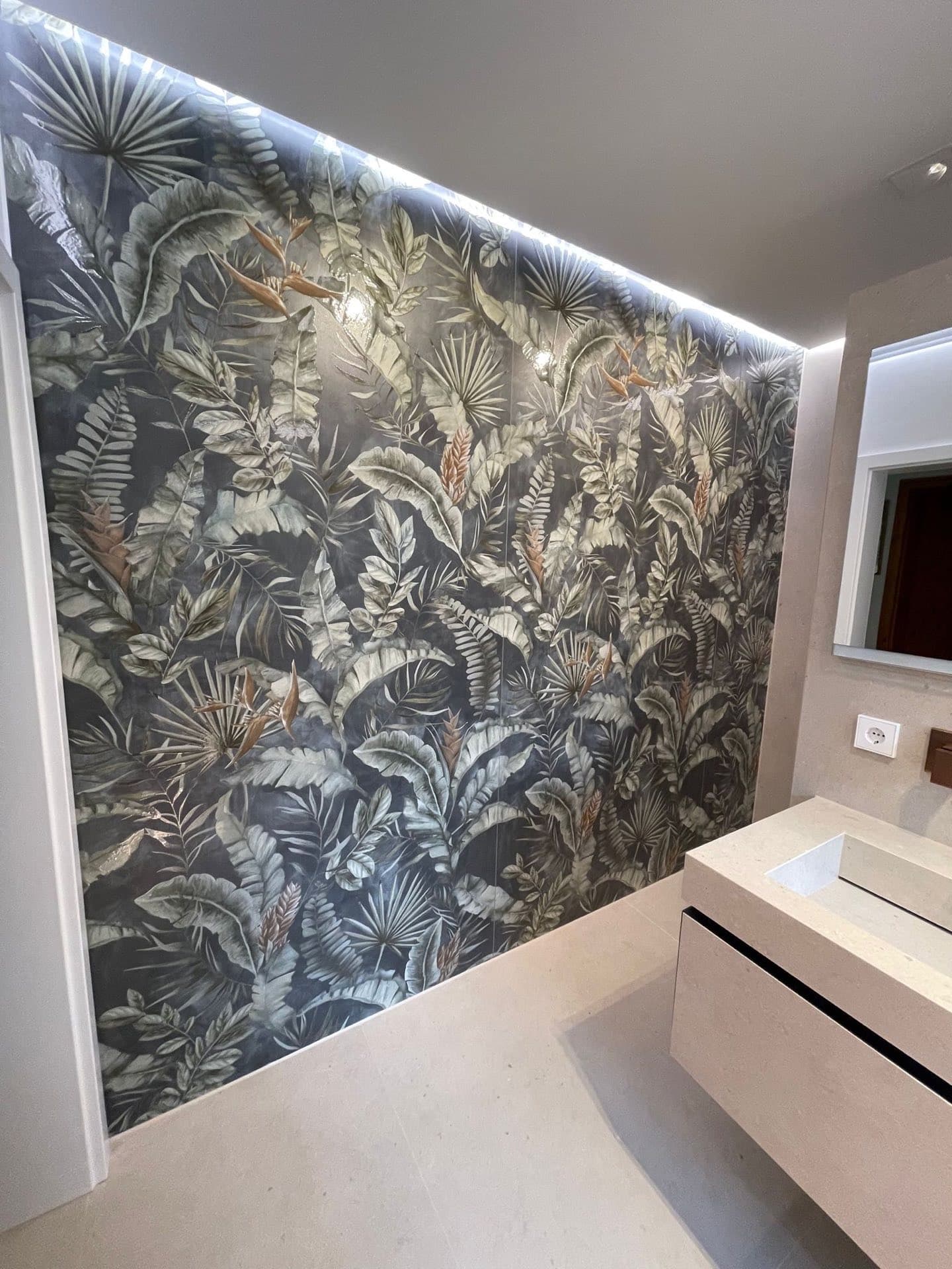 Waschtisch vor einer Wand mit Dschungelmotiv