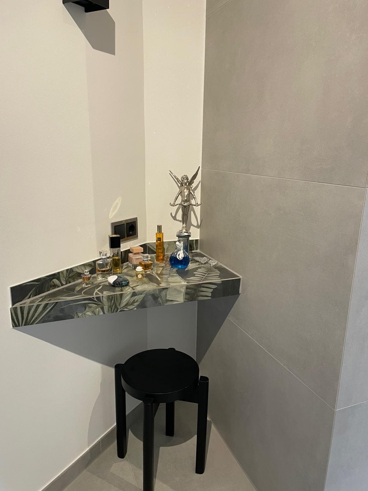 Waschtisch mit gemusterter Steinablage