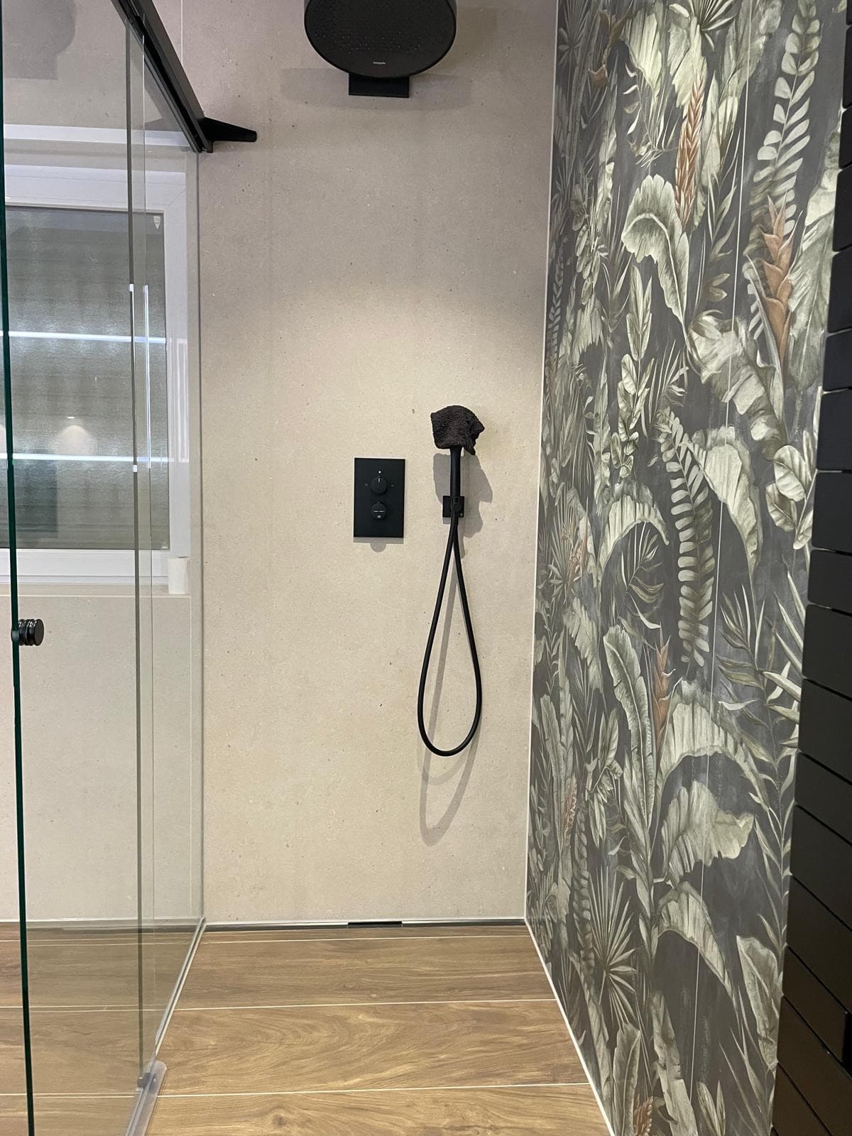 Bodengleiche Dusche mit Boden in Holzoptik