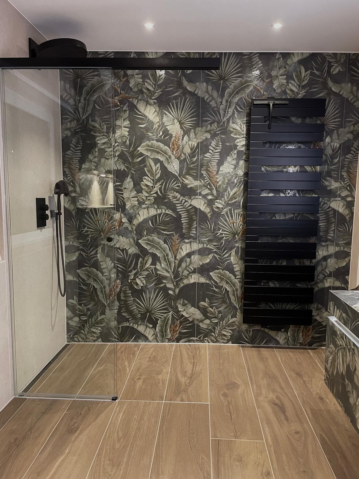 Dusche mit dunkler Lamellenwand