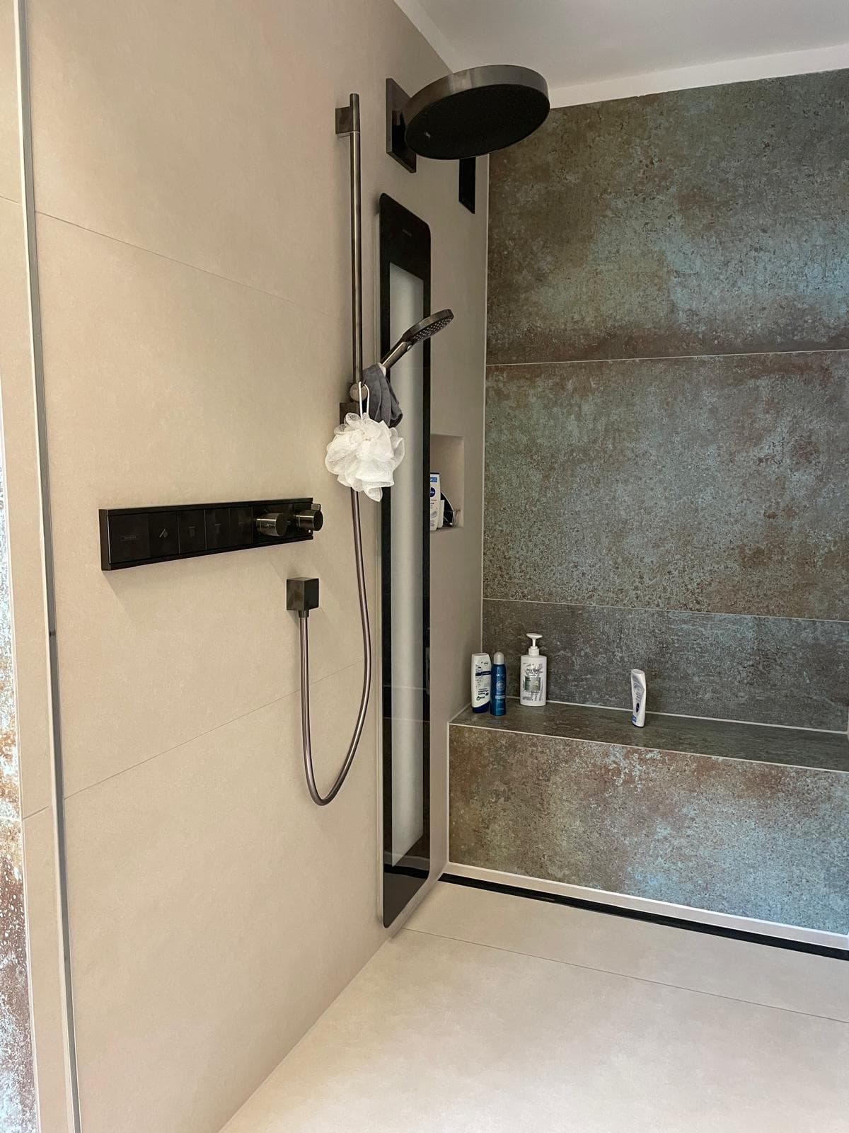 Badewanne vor einer Wand in Metall-Patina