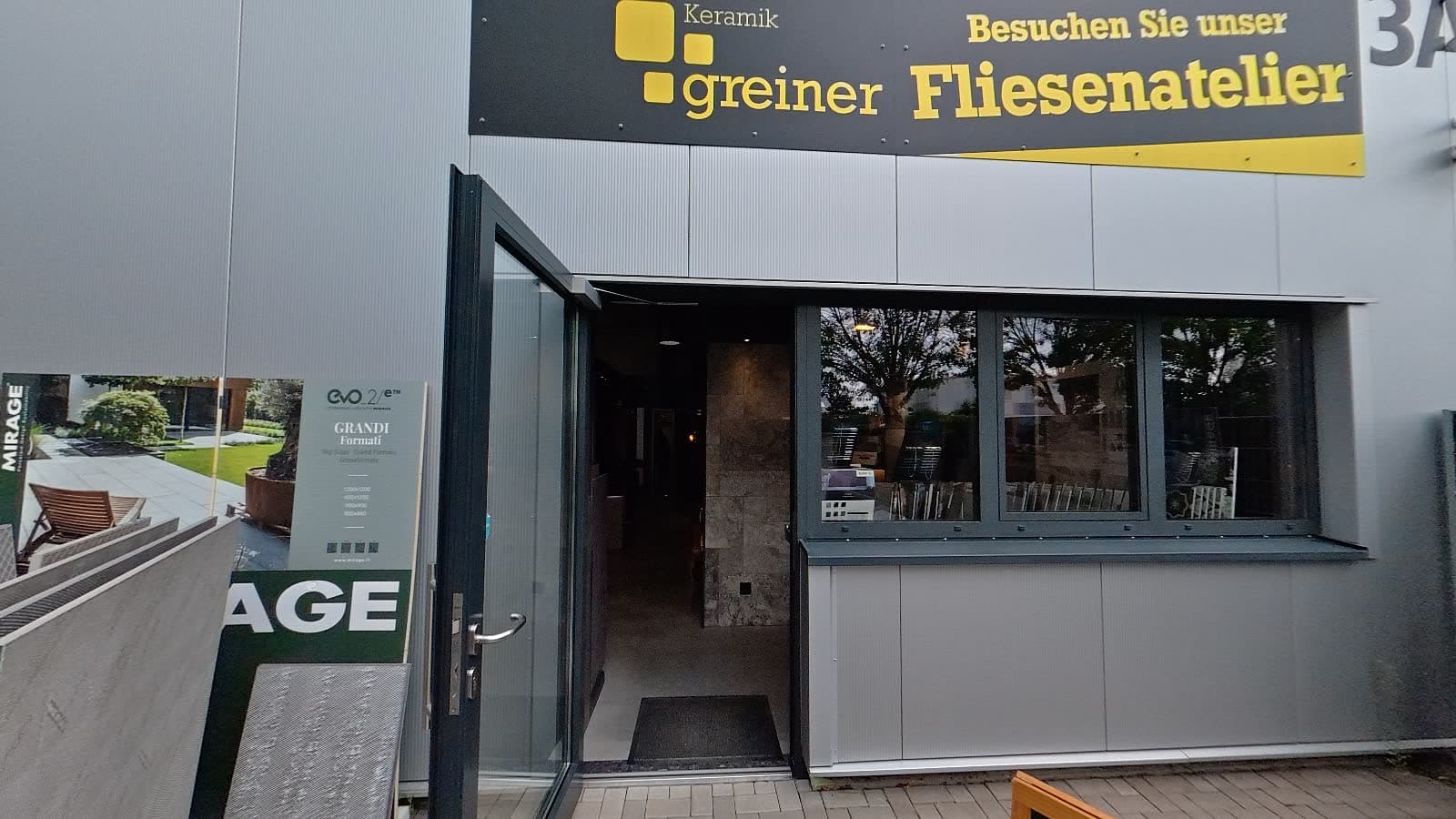 Eingang des Greiner Fliesenateliers mit geöffneter Tür
