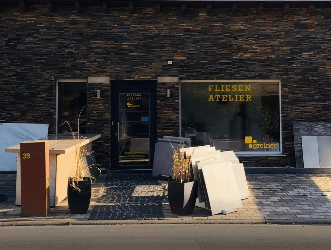 Das Fliesenatelier von Greiner Fliesen in Lindenberg, der erste Showroom, mit Schaufenster und Musterplatten vor der Tür